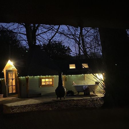 Cozy Carluke Lodge Retreat Exterior photo